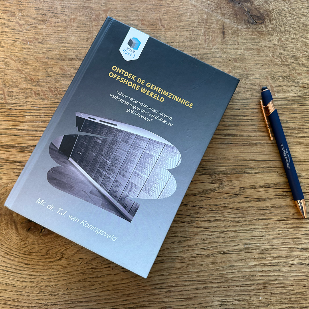 Het boek “Ontdek de geheimzinnige offshore wereld” op een bureau
